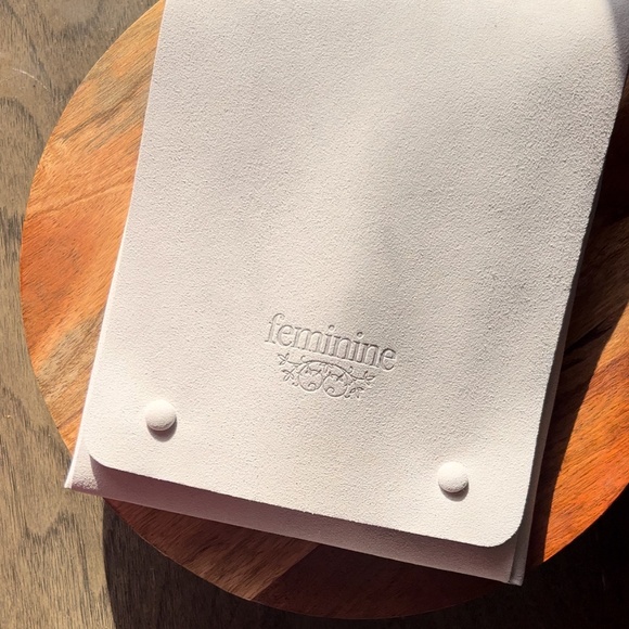 Meet your Posher: Welcome to the official Feminine Poshmark closet 🪞🛍️🫧 - Picture 3 of 8